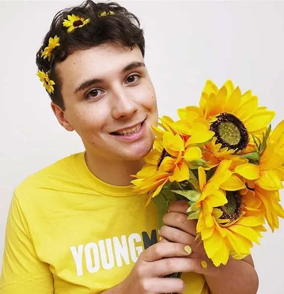 Openly Gay Dan Howell Coming Out Story & Parents Details